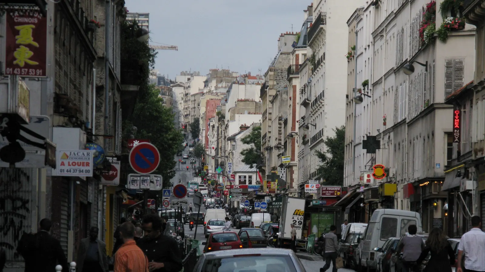 Façades d'immeubles anciens de la rue Oberkampf, dans le 11e arrondissement de Paris