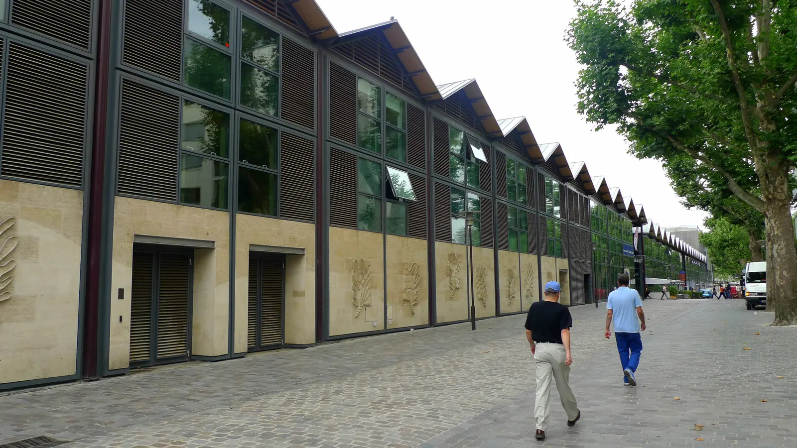 Cour Saint-Émilion à Bercy Village, anciens chais à vin reconvertis, dans le 12e arrondissement de Paris