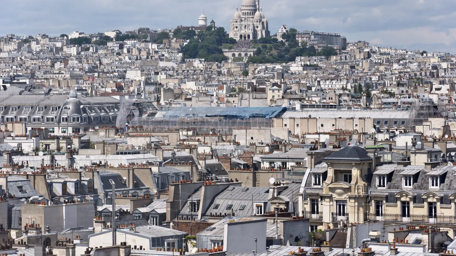 La butte Montmartre et ses immeubles anciens, dans le 18e arrondissement de Paris