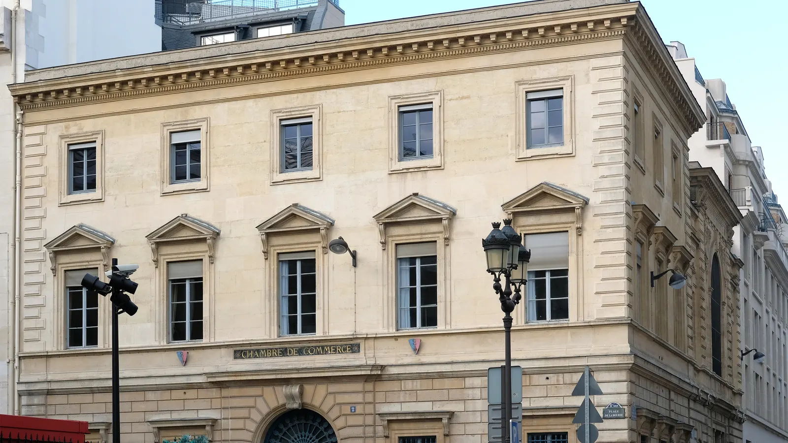 La place de la Bourse et le palais Brongniart, dans le 2e arrondissement de Paris