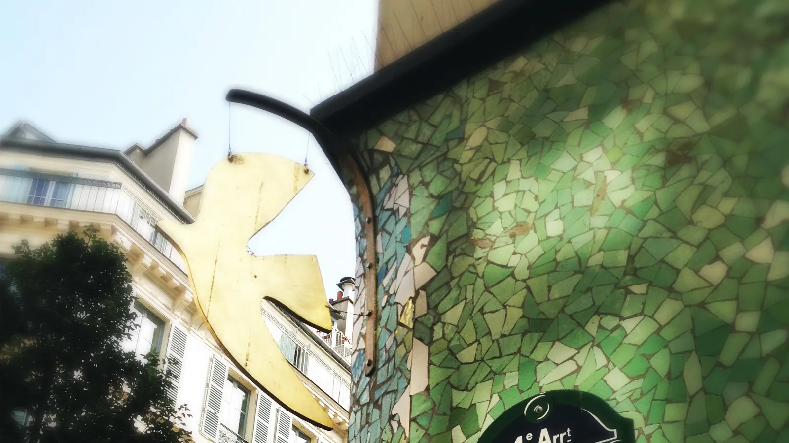 Rue des Rosiers, au cœur du Marais, dans le 4e arrondissement de Paris