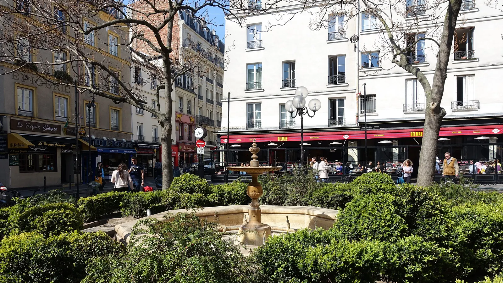 La rue Mouffetard animée, dans le Quartier latin du 5e arrondissement de Paris
