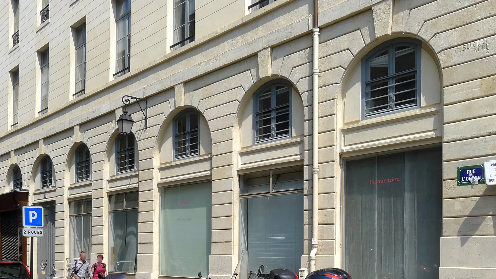 Façade d'immeuble ancien rue de l'Odéon, dans le 6e arrondissement de Paris