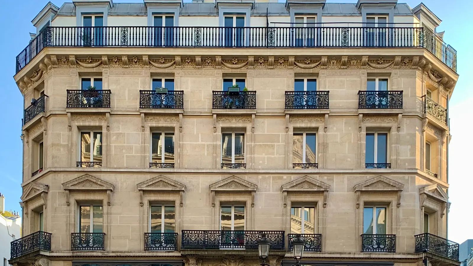 Façade d'un immeuble ancien de la rue de Rivoli à Paris