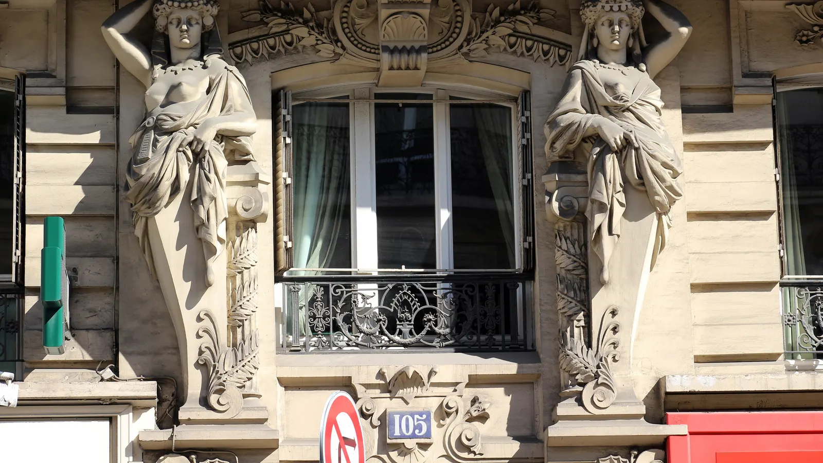 Immeuble haussmannien de la rue de Rennes à Paris