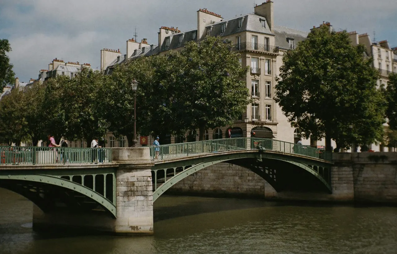Passerelle en fer sur le Canal Saint-Martin et immeubles, dans le 10e arrondissement de Paris