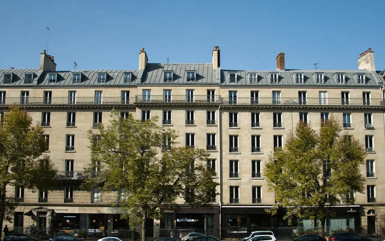 Rue résidentielle du 11e arrondissement de Paris, immeubles de rapport et toits de zinc