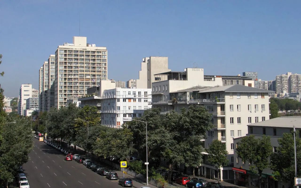 Boulevard du 13e arrondissement de Paris avec tours résidentielles et immeubles