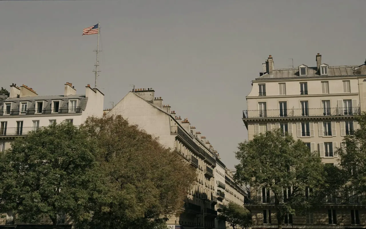 Avenue arborée bordée d'immeubles dans le sud de Paris, 14e arrondissement