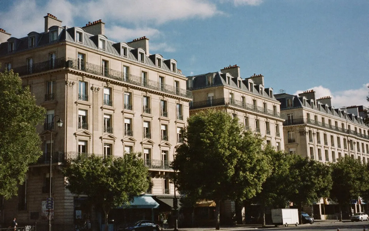 Avenue bourgeoise du 16e arrondissement de Paris, immeubles haussmanniens