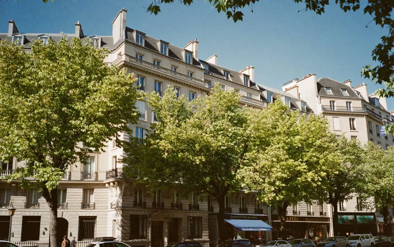 Avenue résidentielle arborée du 17e arrondissement de Paris, immeubles haussmanniens