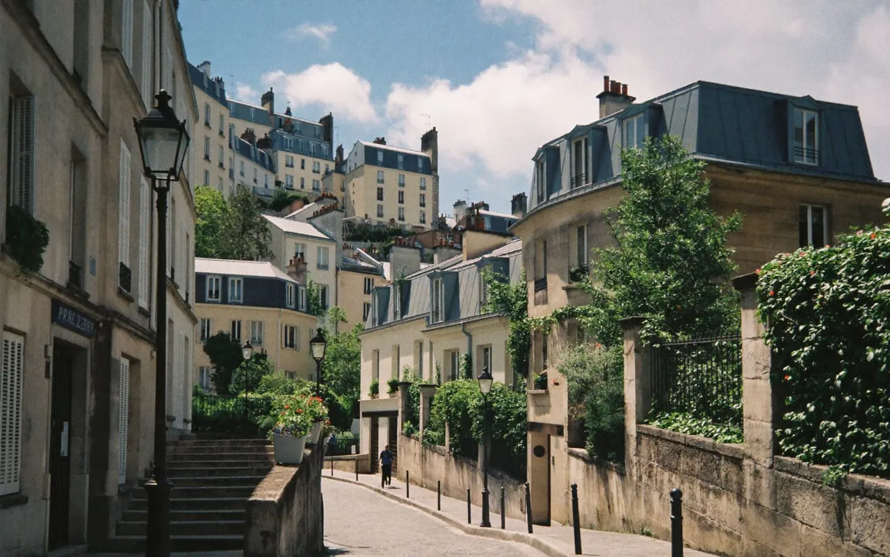 Rue pavée en escaliers de la Butte Montmartre dans le 18e arrondissement de Paris