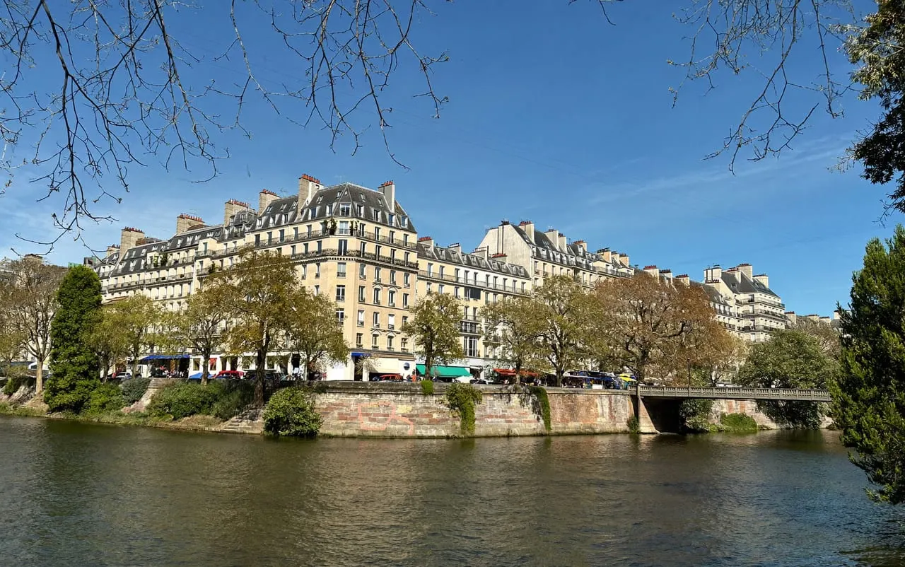 Bassin de la Villette bordé d'immeubles résidentiels dans le 19e arrondissement de Paris