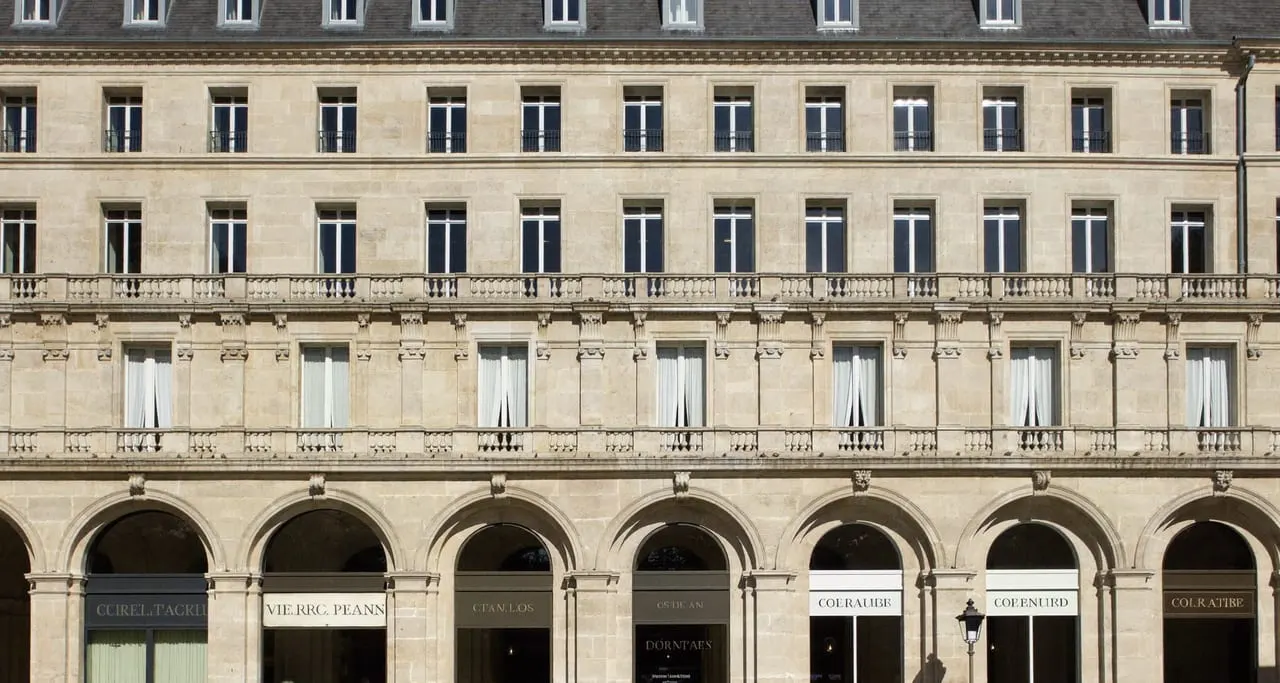 Place classique aux façades de pierre uniformes, dans le 1er arrondissement de Paris