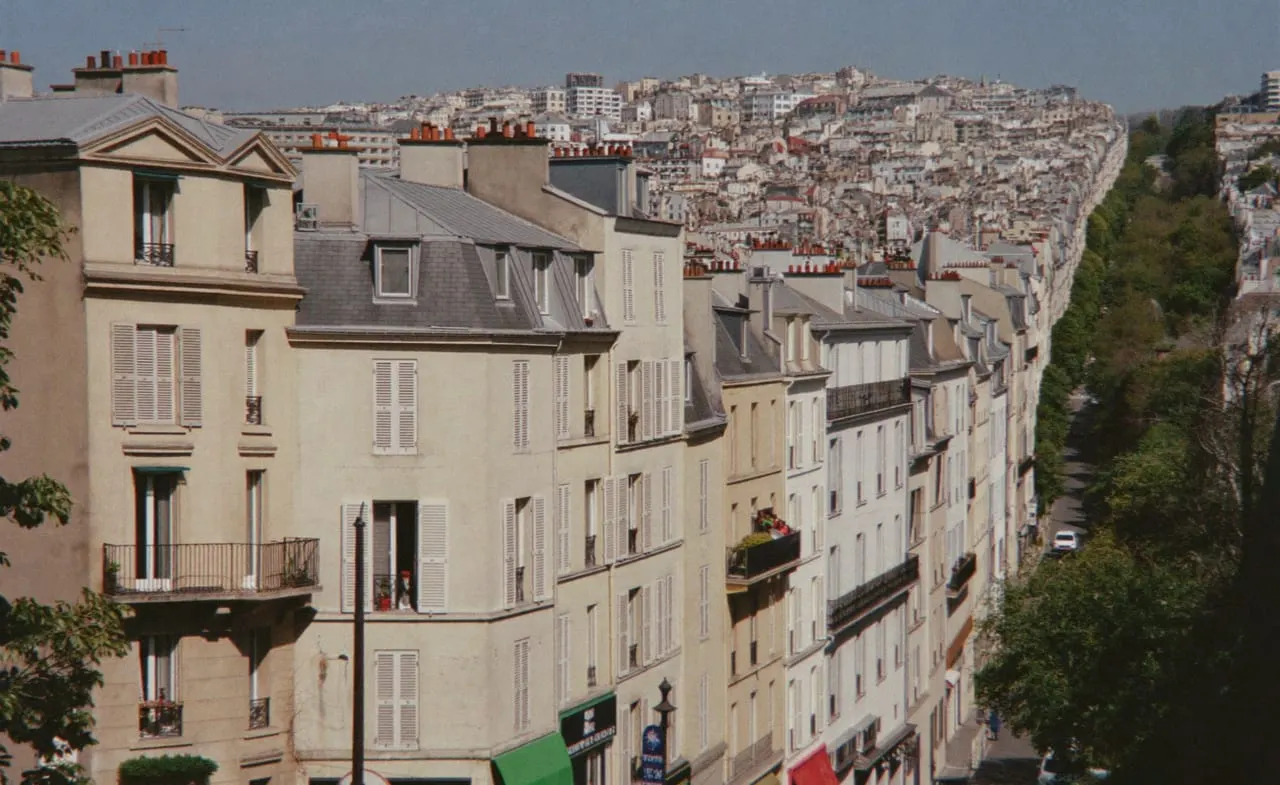 Rue en pente de Ménilmontant avec vue sur les toits de Paris, dans le 20e arrondissement