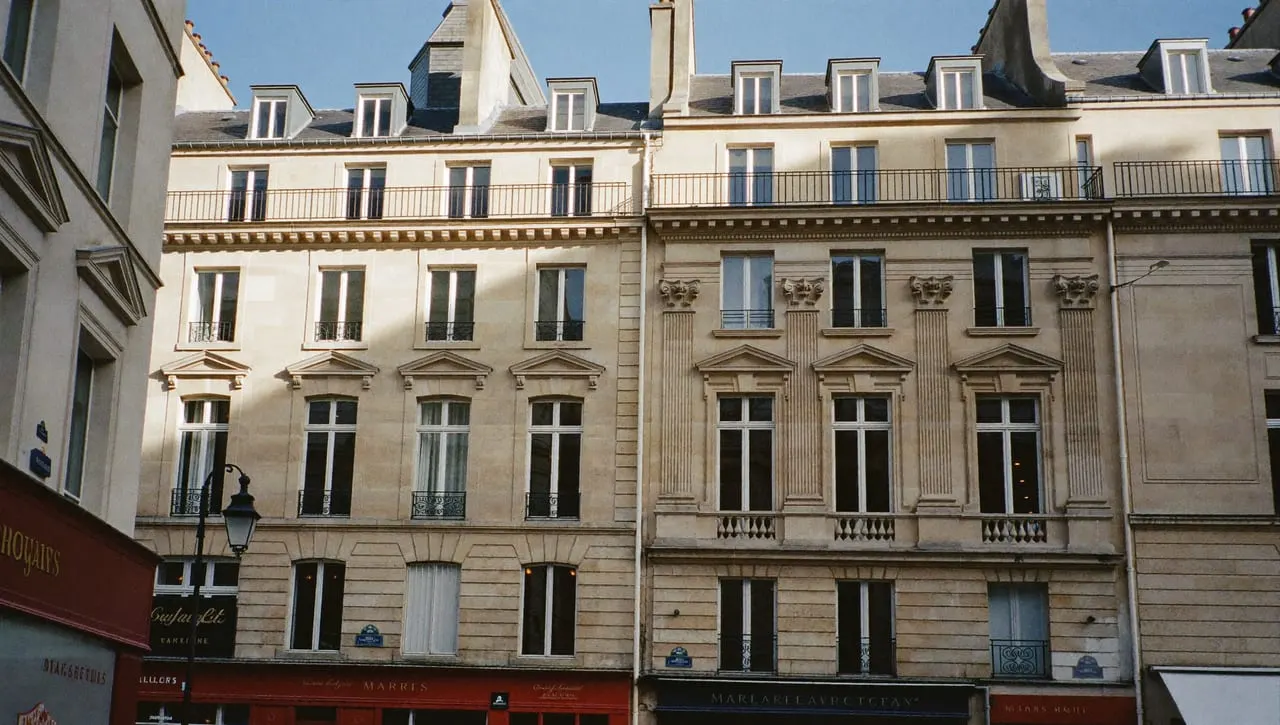 Rue historique du Marais bordée de façades classiques, dans le 3e arrondissement de Paris