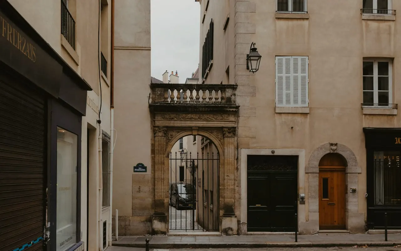 Rue historique du Marais avec portail d'hôtel particulier, dans le 4e arrondissement de Paris