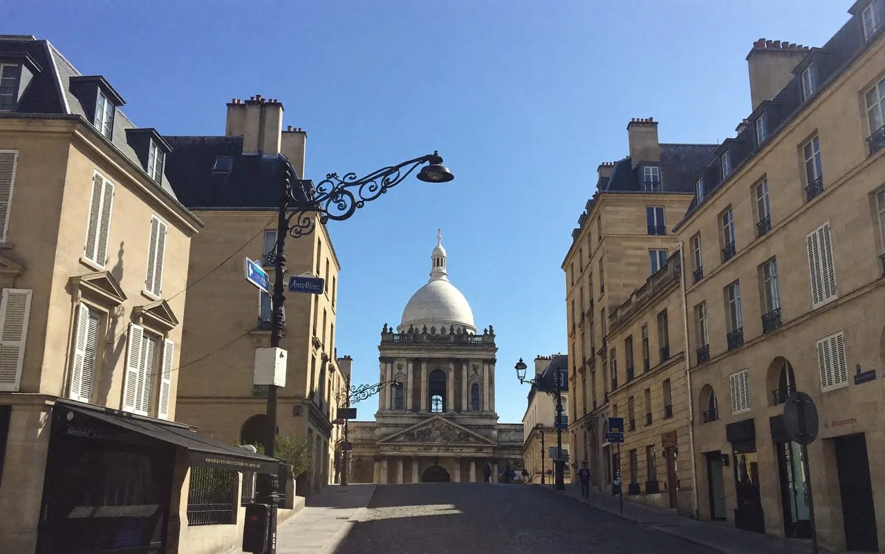Rue du Quartier latin avec le dôme du Panthéon en perspective, dans le 5e arrondissement de Paris