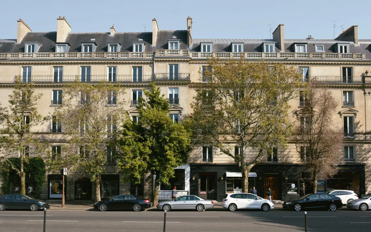 Rue élégante de Saint-Germain-des-Prés, façades classiques, dans le 6e arrondissement de Paris