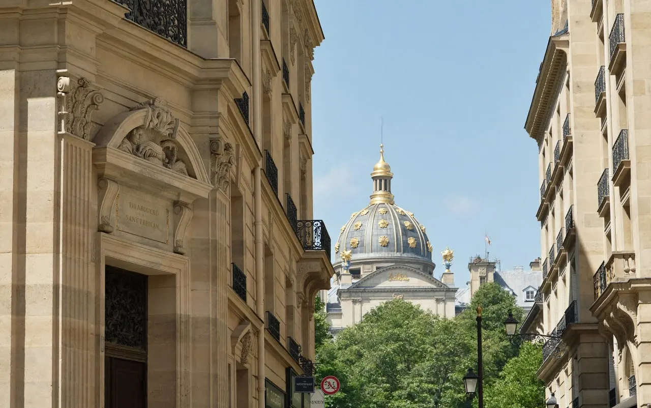 Rue du faubourg Saint-Germain avec un dôme doré en perspective, dans le 7e arrondissement de Paris