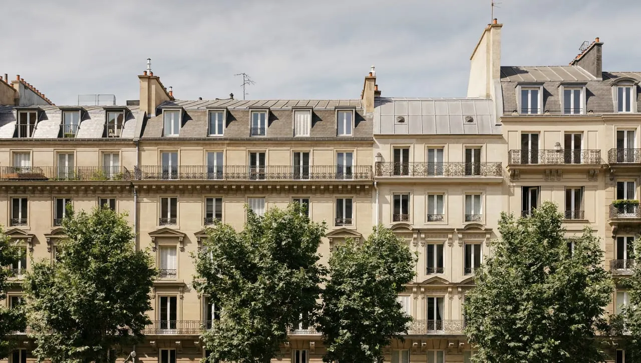 Rue résidentielle bordée d'immeubles classiques, dans le 9e arrondissement de Paris