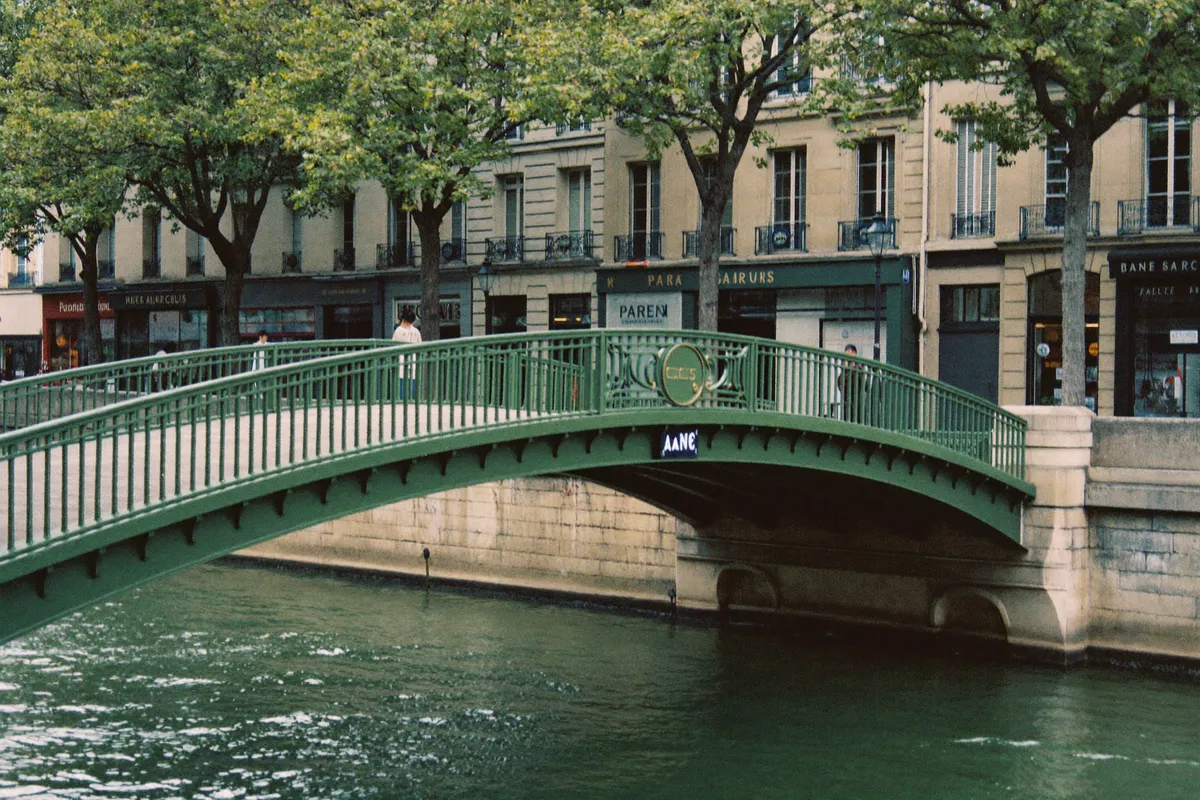 Écluse et passerelle en fer du Canal Saint-Martin, 10e arrondissement de Paris