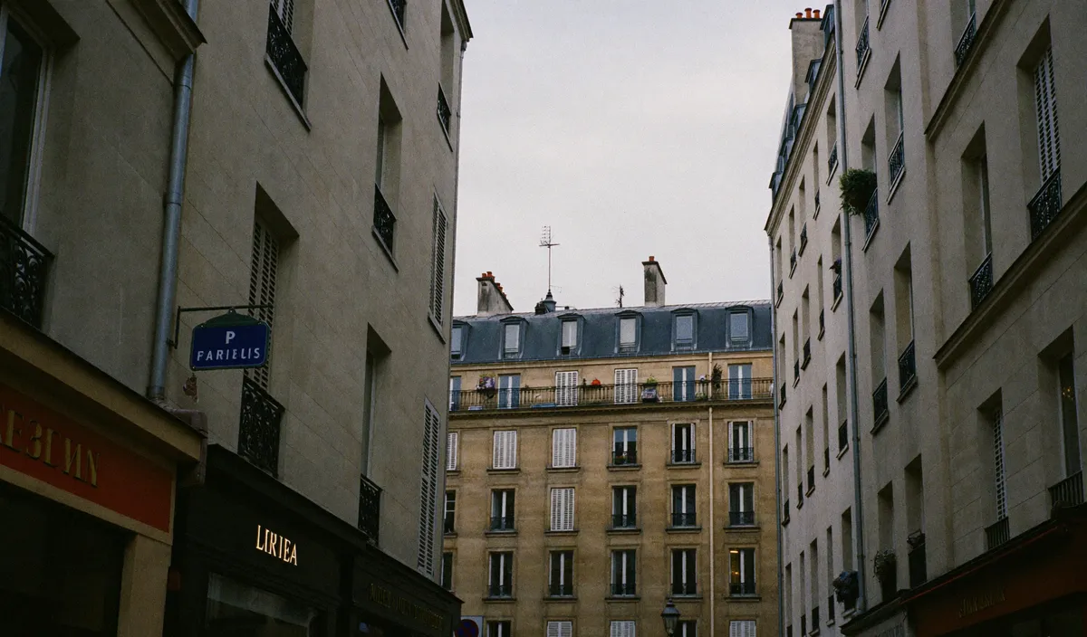 Rue de faubourg animée du 10e arrondissement de Paris