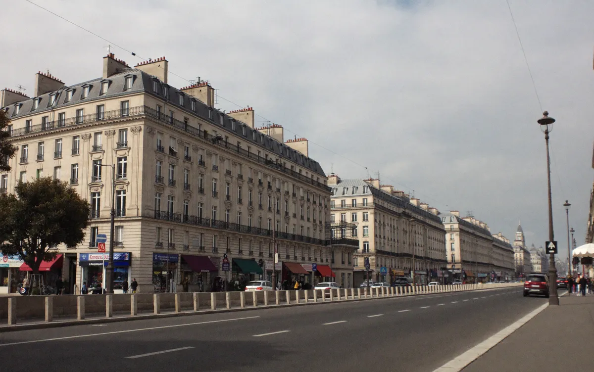 Boulevard du XIXe siècle près des gares, 10e arrondissement de Paris