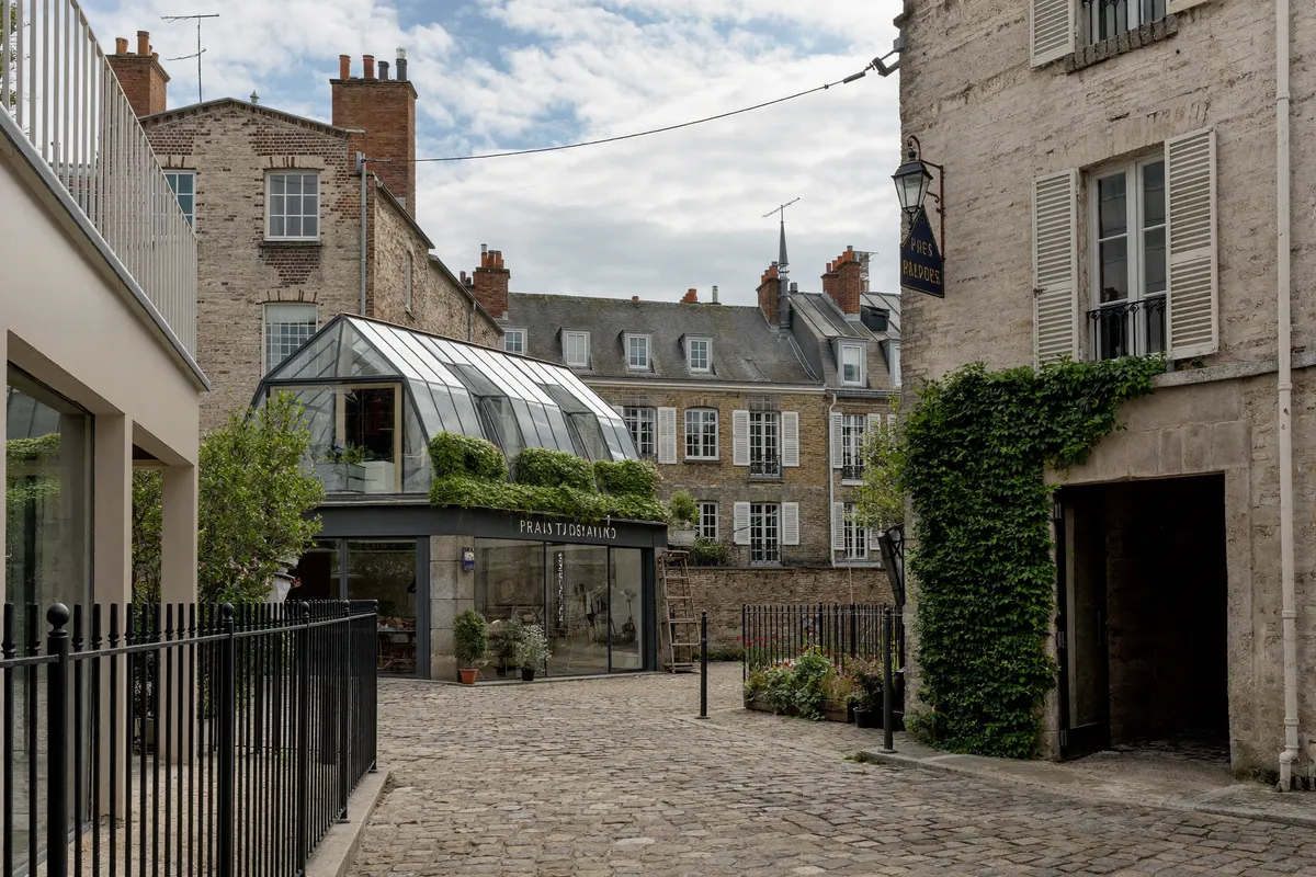 Cour d'ateliers d'artisans dans un faubourg du 11e arrondissement de Paris