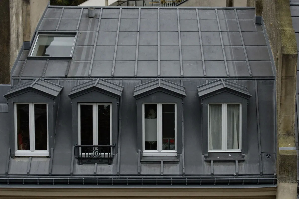 Combles mansardés et lucarnes sous toiture de zinc dans le 11e à Paris