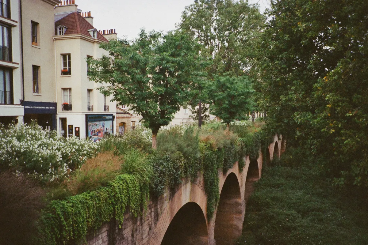 Promenade plantée surélevée de la Coulée verte sur l'ancien viaduc, 12e à Paris
