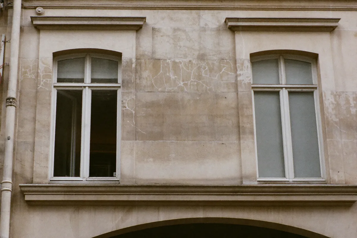 Façade ancienne et patinée d'un immeuble du 12e arrondissement de Paris