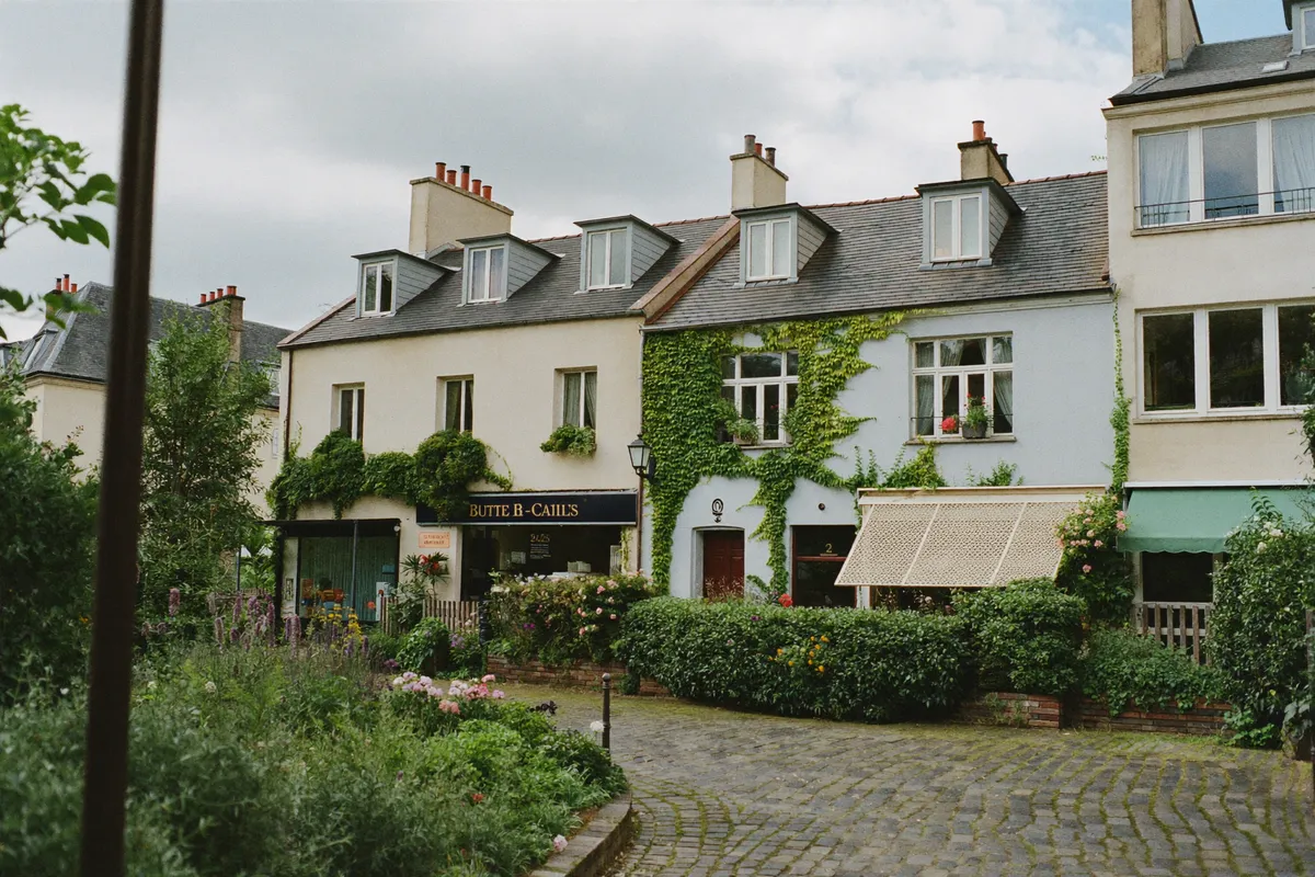 Rue pavée et maisons basses du village de la Butte-aux-Cailles dans le 13e à Paris