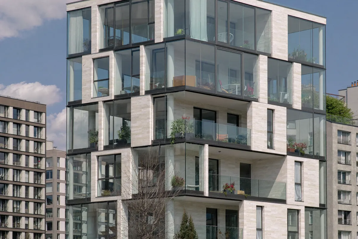 Immeuble résidentiel contemporain en verre et pierre dans le 13e à Paris