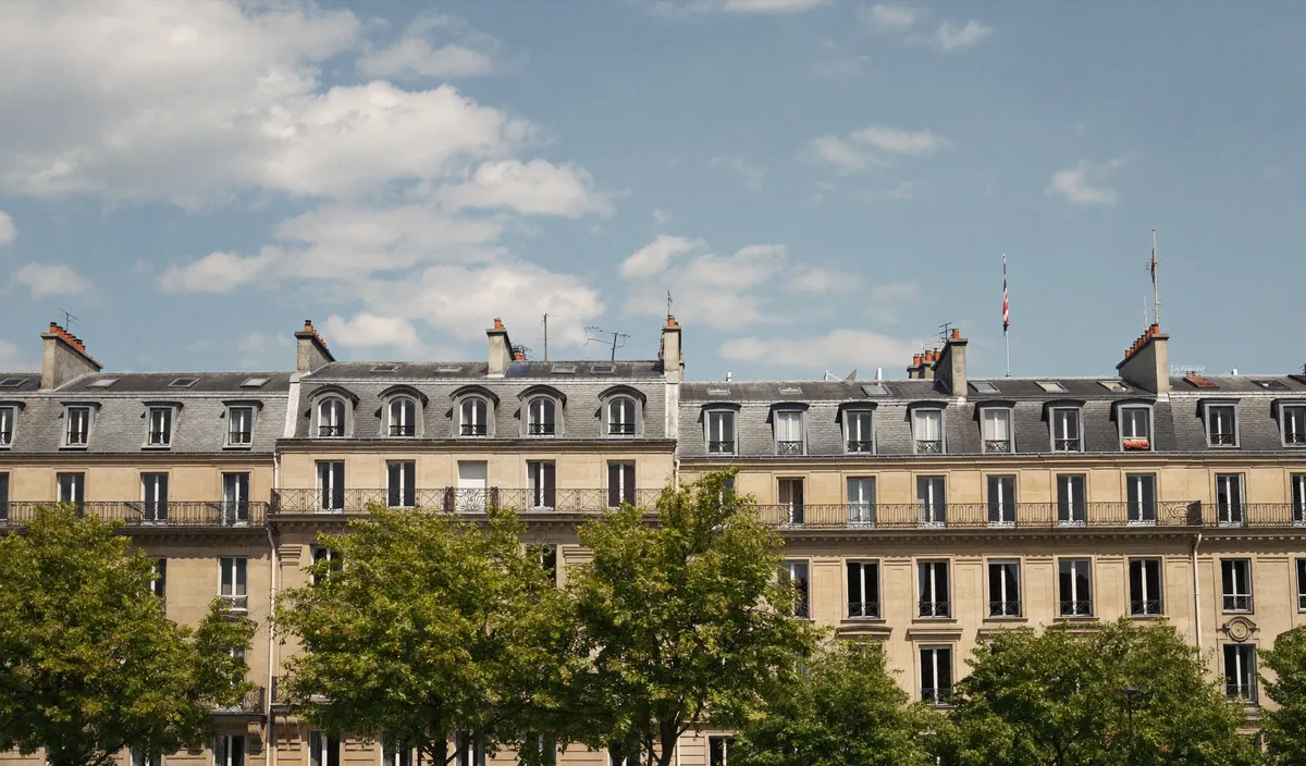 Rangée d'immeubles haussmanniens derrière des arbres, 14e arrondissement de Paris