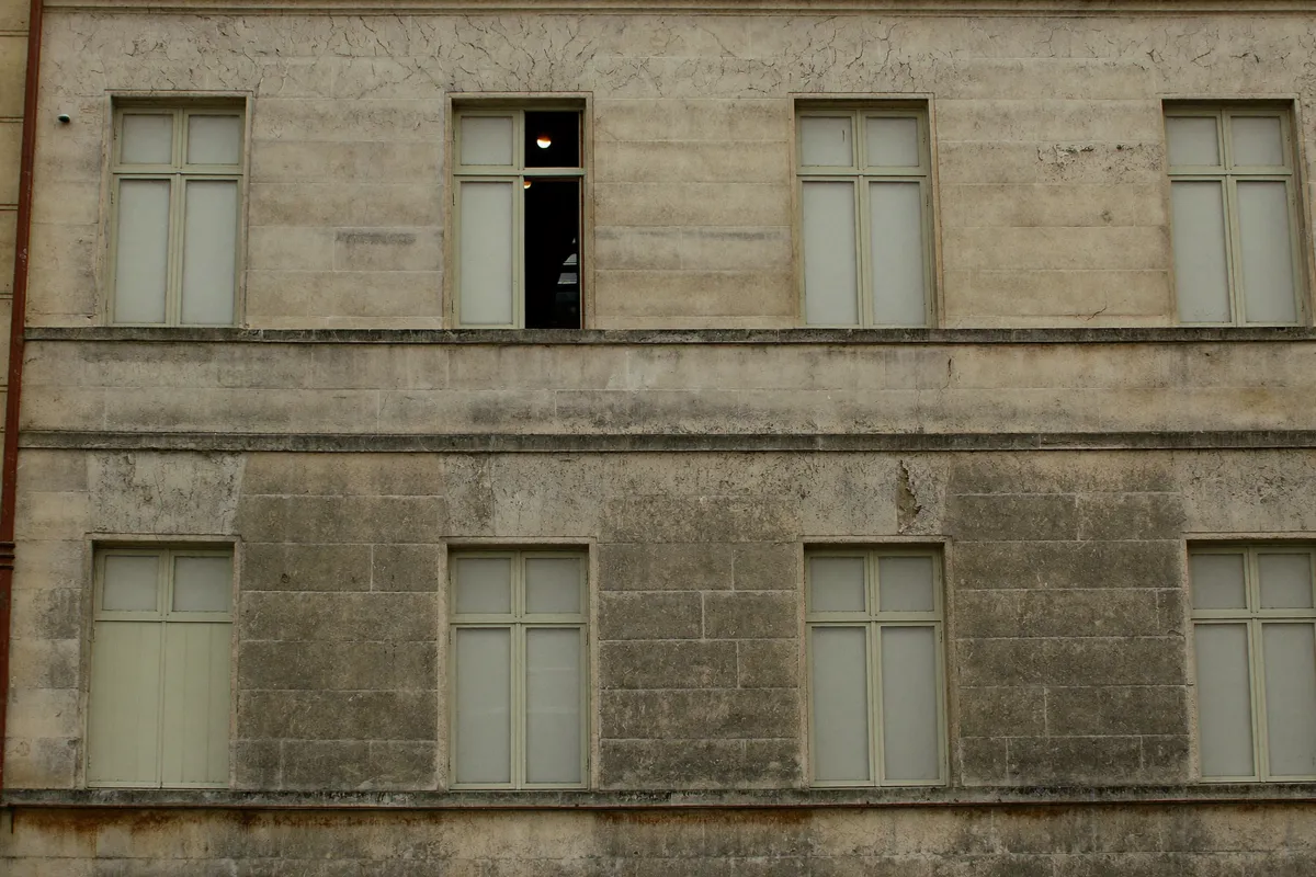 Façade ancienne et patinée d'un immeuble du 14e arrondissement de Paris