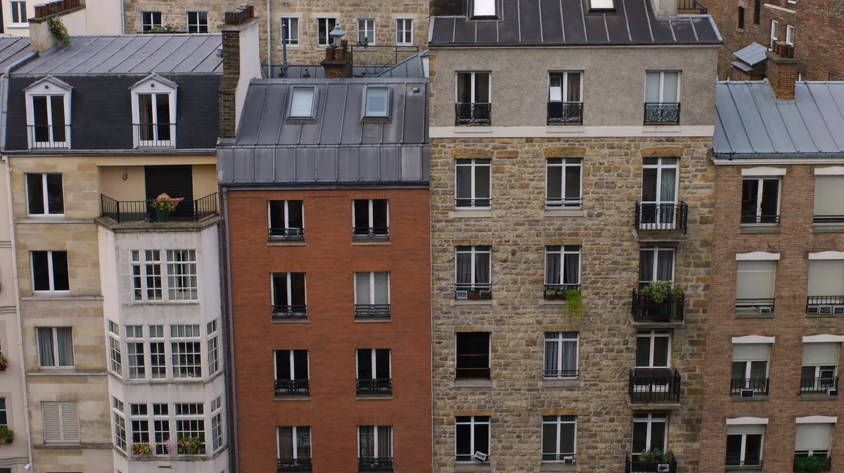 Étages d'un immeuble en pierre et brique du 15e arrondissement de Paris