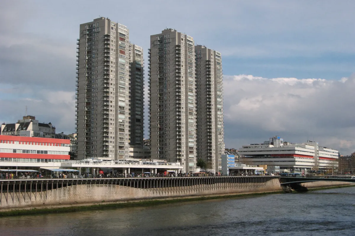 Tours résidentielles du Front de Seine le long de la Seine dans le 15e à Paris