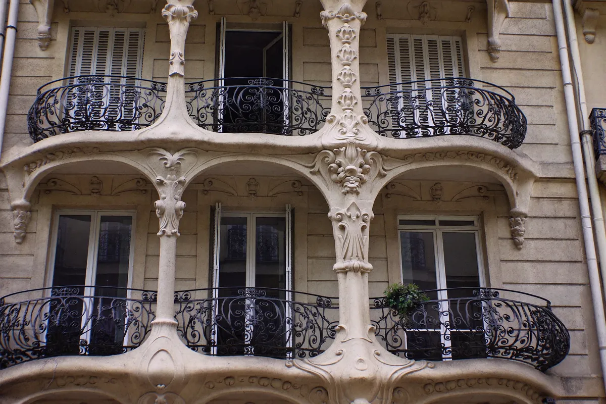 Façade Art Nouveau aux ferronneries organiques dans le 16e arrondissement de Paris