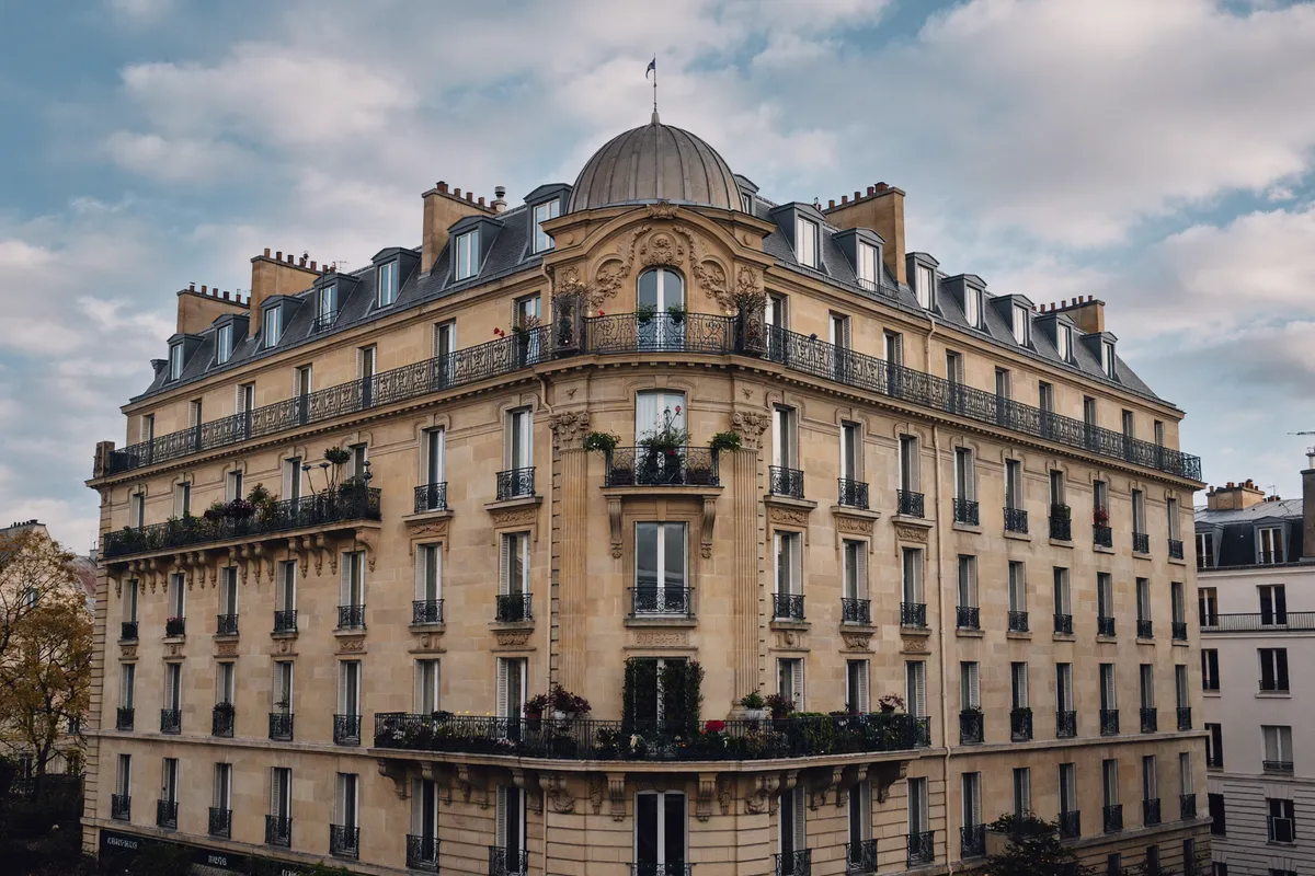 Immeuble d'angle haussmannien à dôme dans le 16e arrondissement de Paris