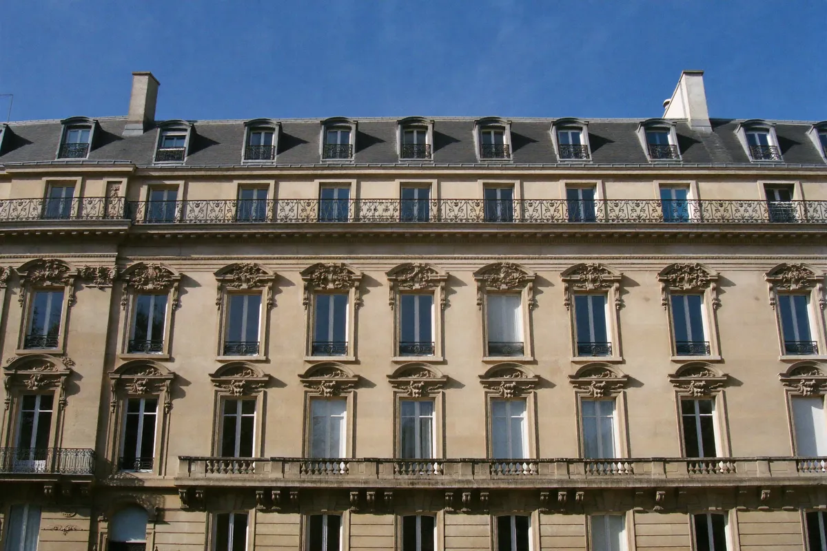 Façade haussmannienne à très hautes fenêtres dans le 16e à Paris