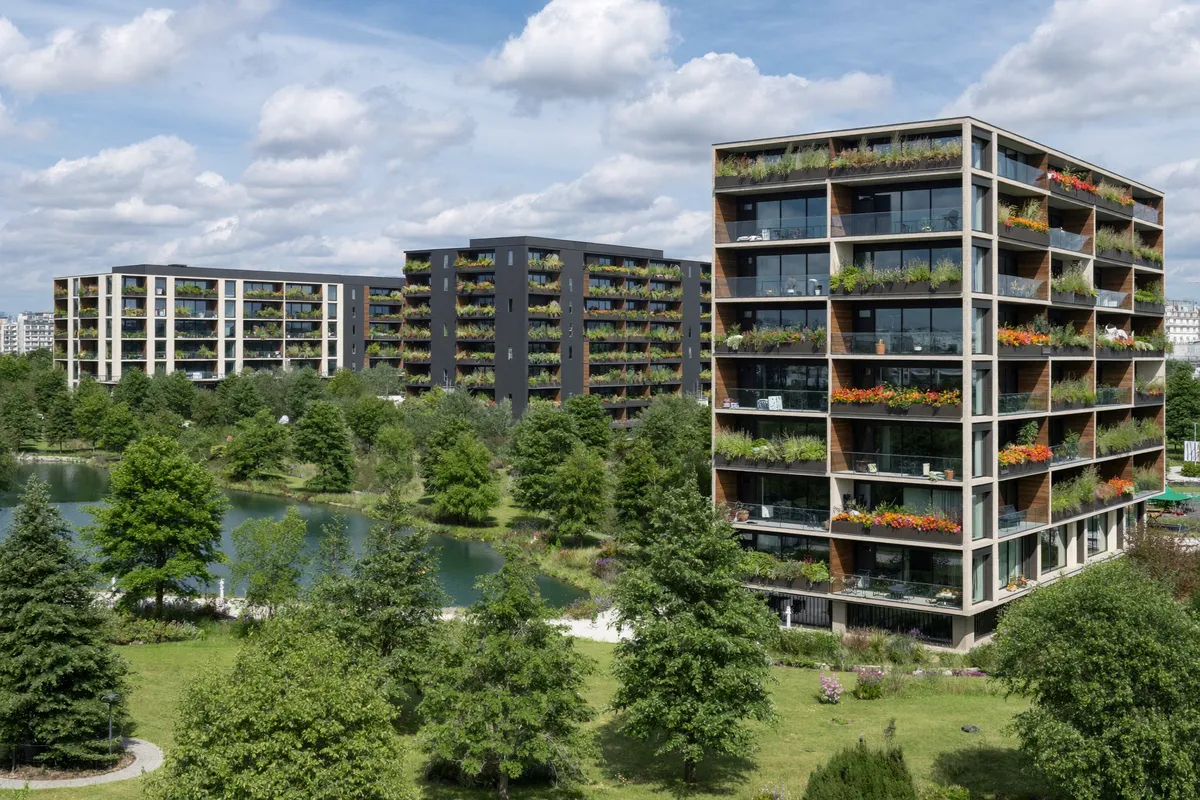 Immeubles contemporains à terrasses végétalisées autour d'un parc dans l'éco-quartier Clichy-Batignolles à Paris