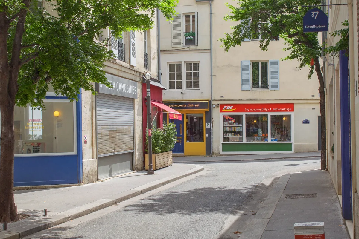 Rue villageoise des Batignolles dans le 17e arrondissement de Paris