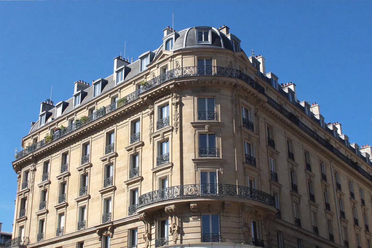 Immeuble haussmannien bourgeois d'angle de la Plaine Monceau dans le 17e à Paris