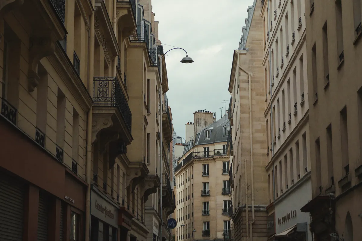 Rue étroite de faubourg du 18e arrondissement de Paris