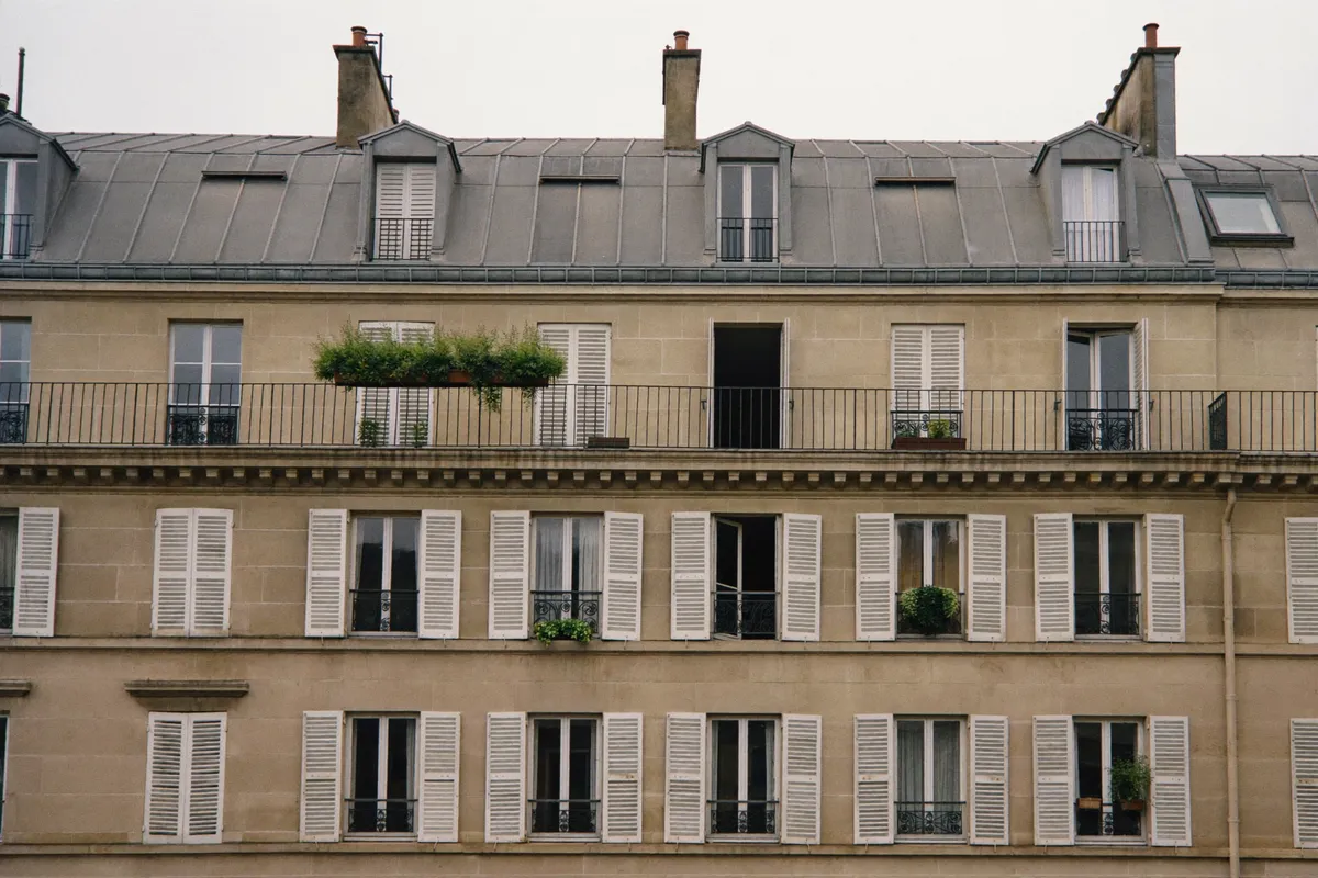 Immeuble résidentiel en pierre avec toit de zinc dans le 18e à Paris