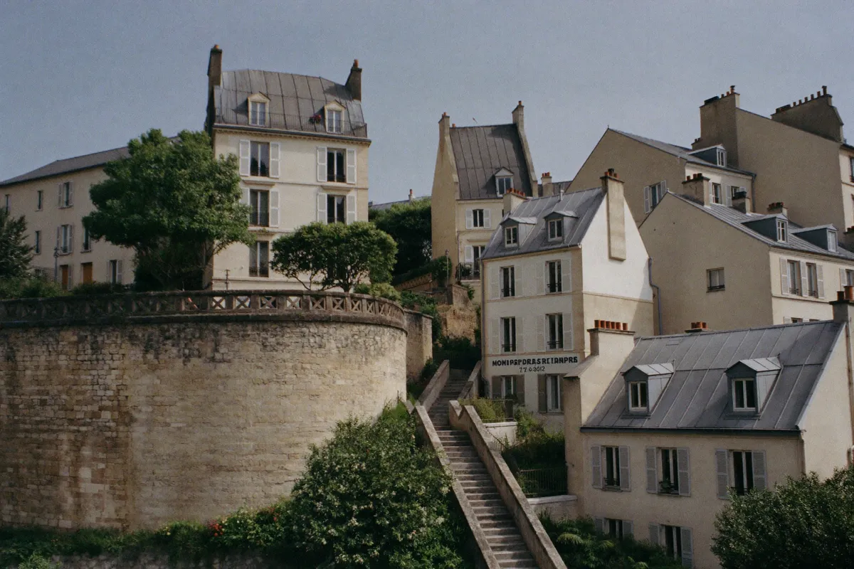 Flanc de la Butte Montmartre avec mur de soutènement et escalier dans le 18e à Paris