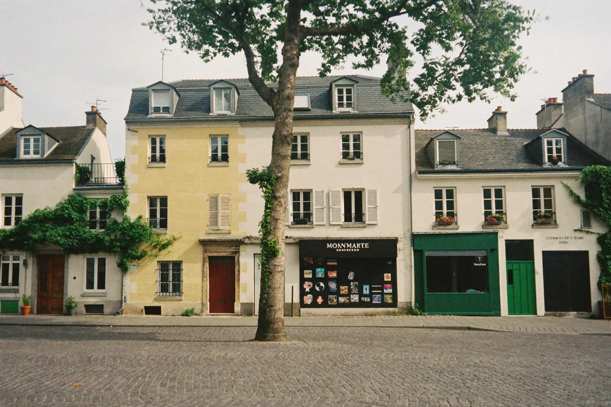 Placette pavée et maisons anciennes de Montmartre dans le 18e à Paris