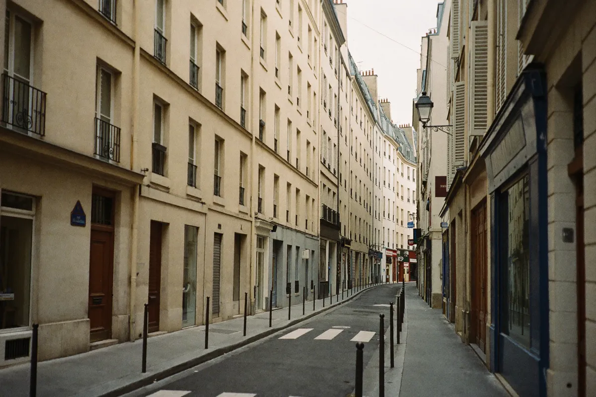 Rue de faubourg du 19e arrondissement de Paris