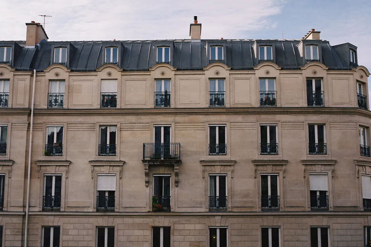 Immeuble résidentiel en pierre du 19e arrondissement de Paris